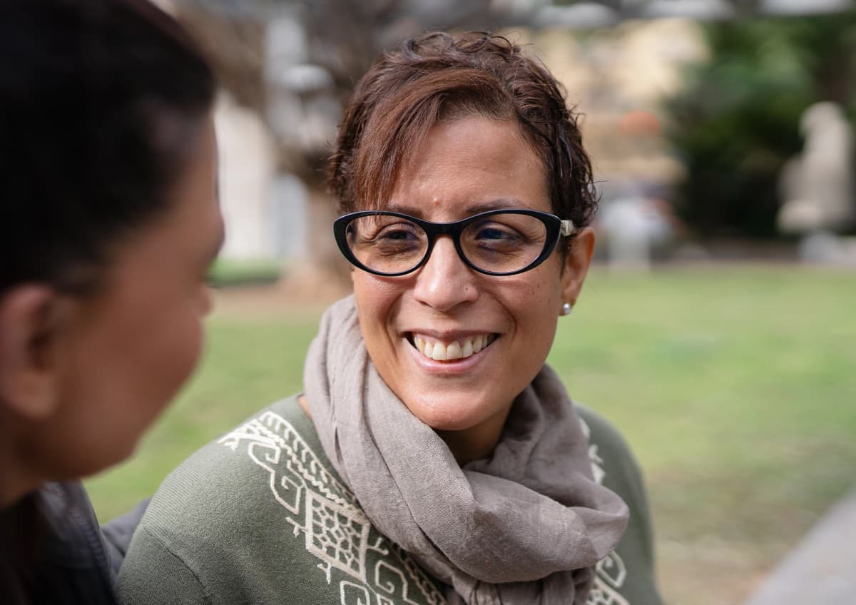 Imagen de una señora hablando.