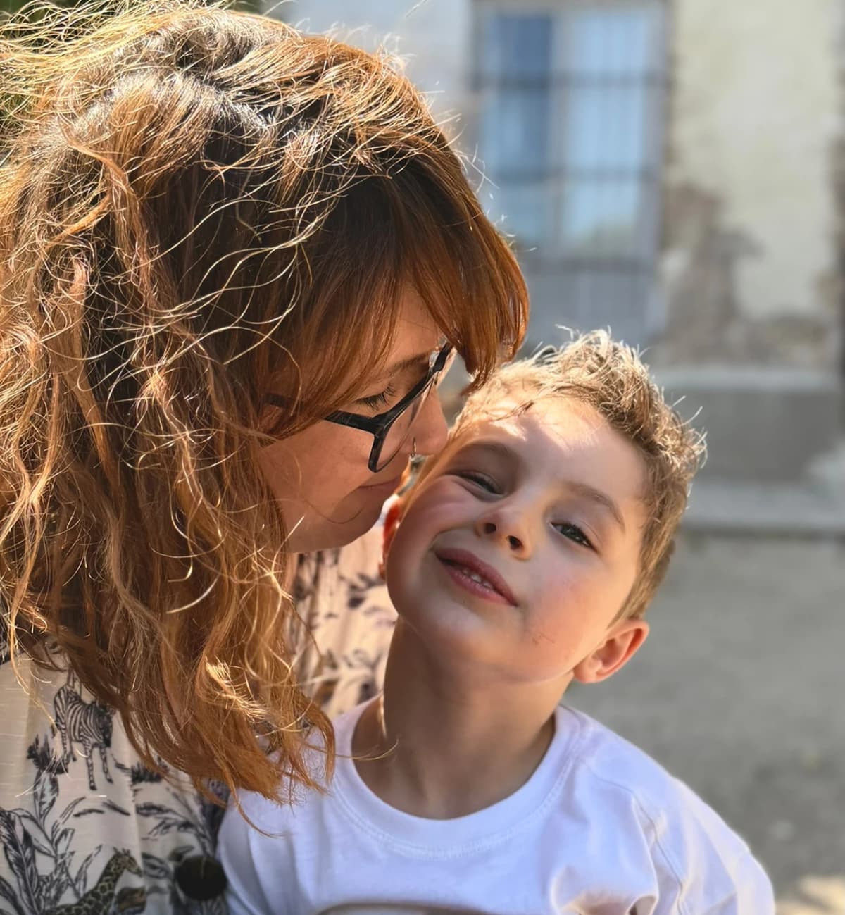 Imagen de una señora hablando.