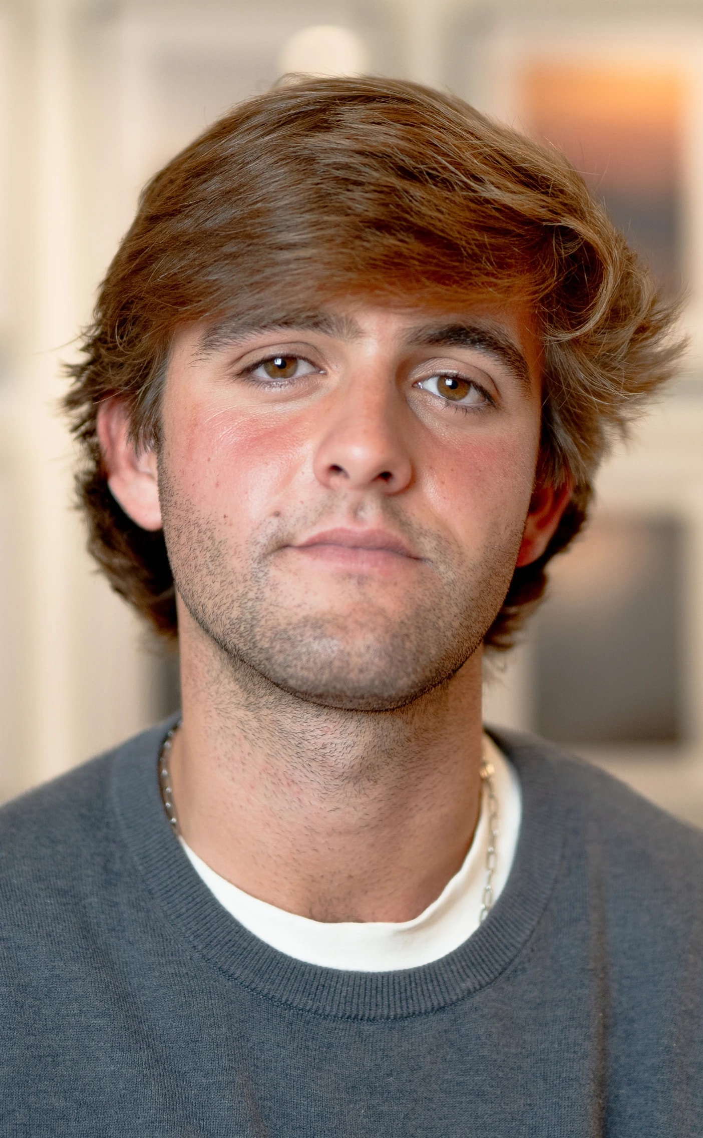 Imagen de un chico mirando a la cámara serio.