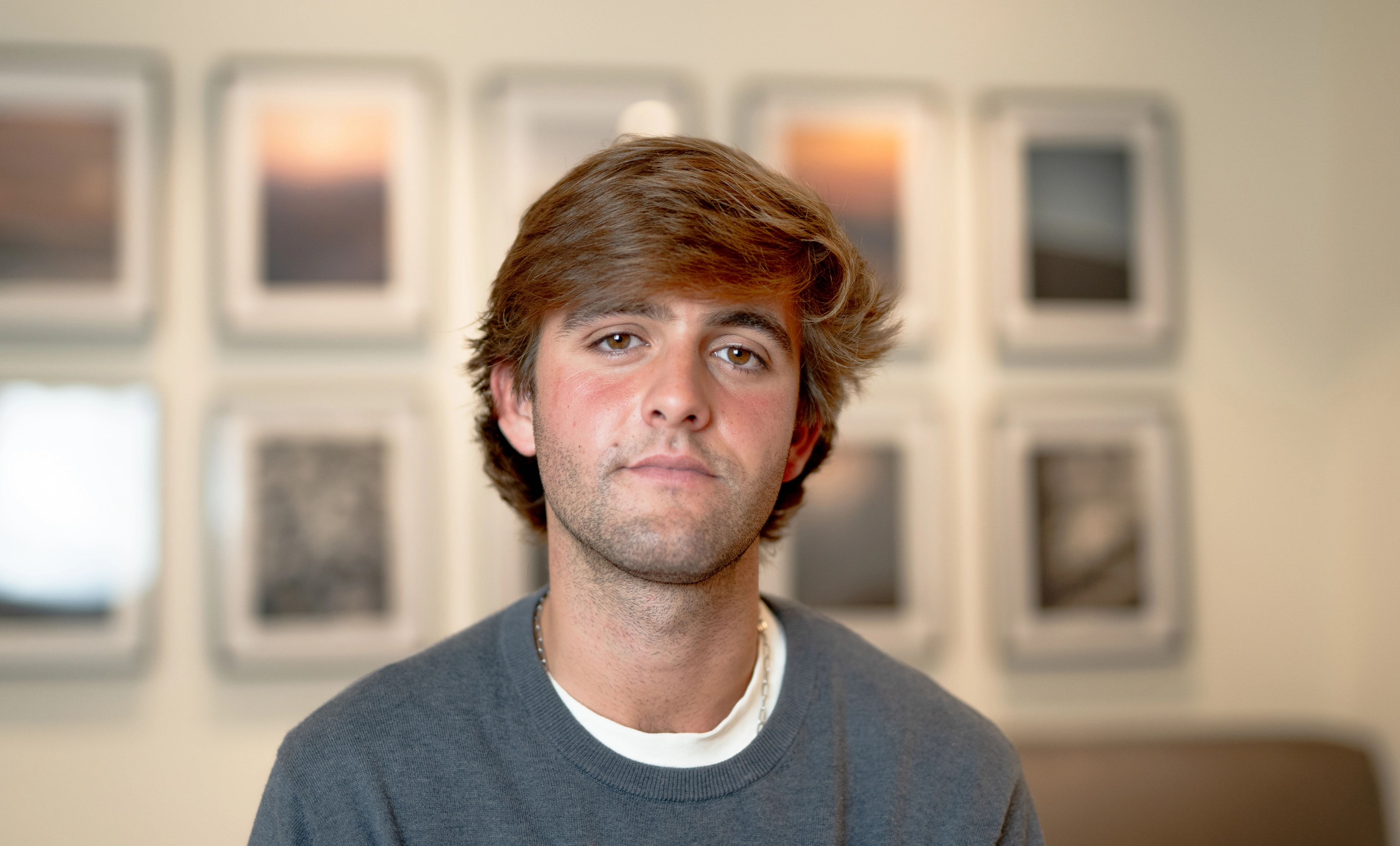 Imagen de un chico mirando a la cámara serio.