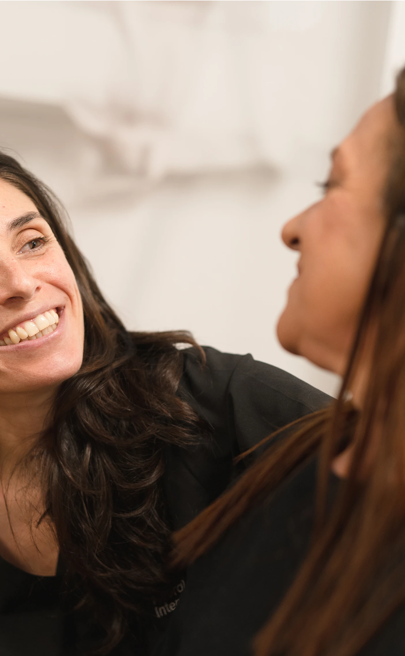 Imagen de dos mujeres hablando cercano.