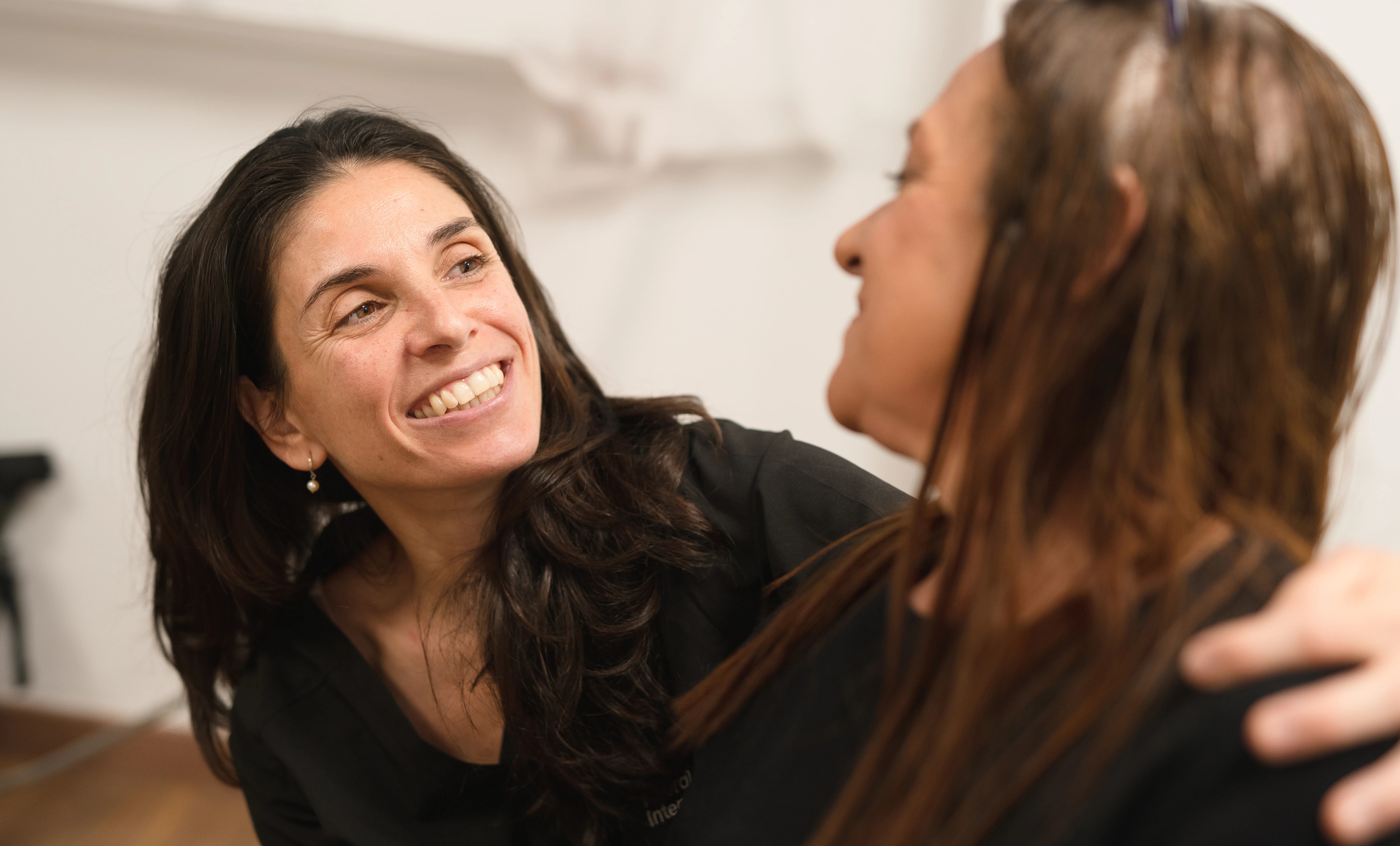 Imagen de dos mujeres hablando cercano.