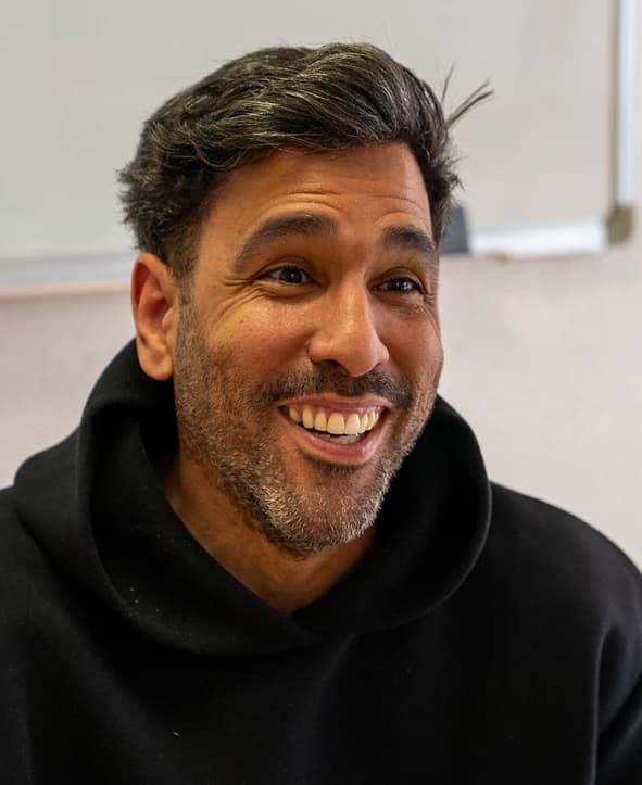 Imagen de un hombre dando un testimonio.