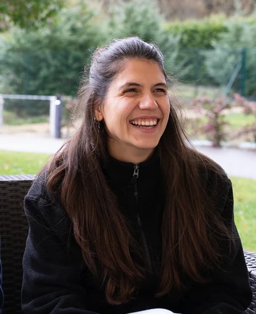 Imagen de una mujer sonriendo de perfil.