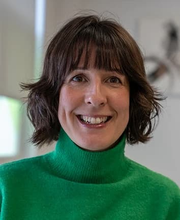 Imagen de una mujer hablando a cámara.