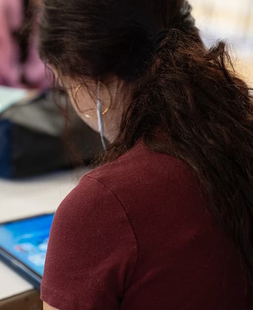 Imagen de una mujer de espaldas.