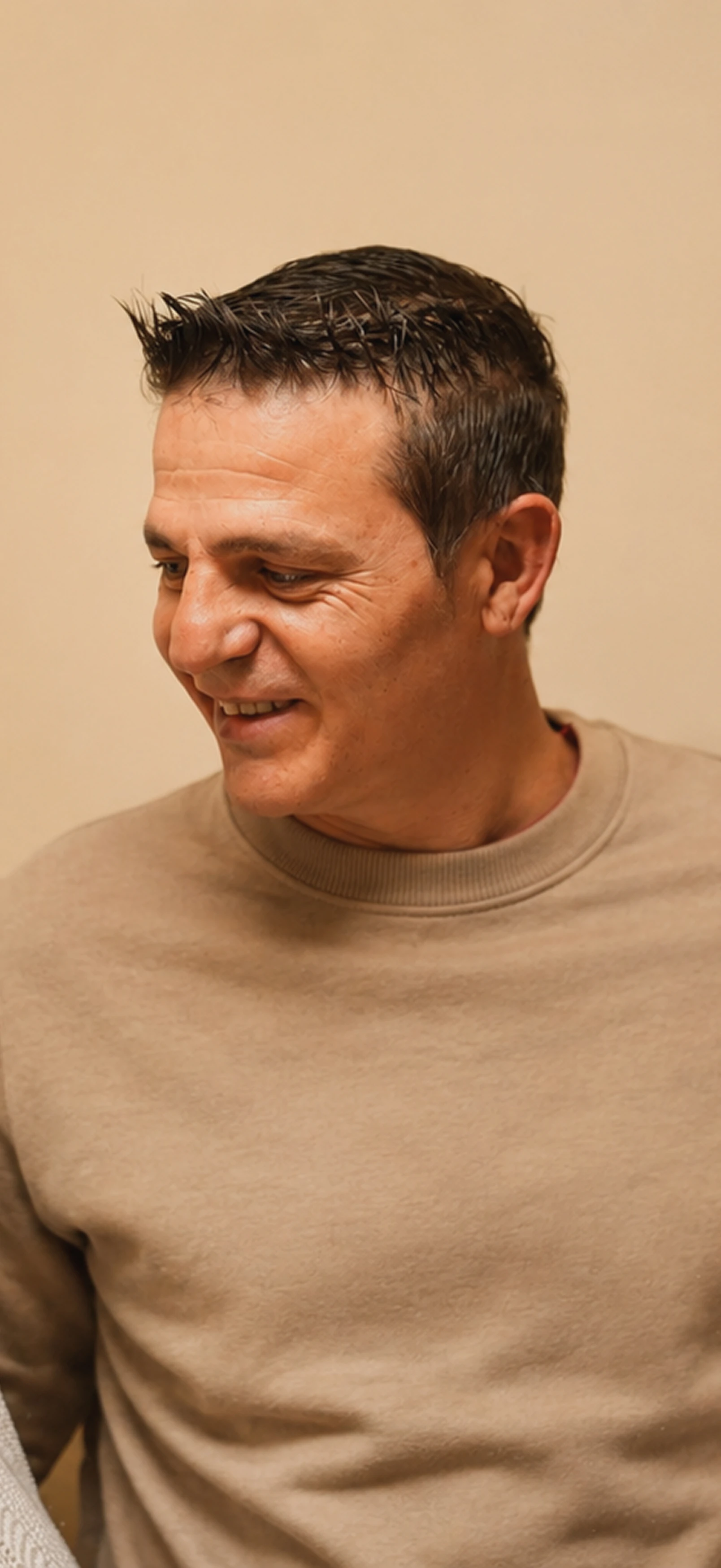 Imagen de un hombre en el centro sonriendo con dos terapeutas.