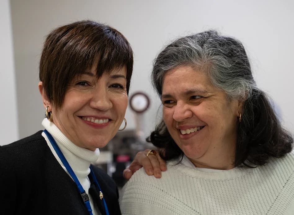 Imagen de una madre y su hija con aspecto alegre.